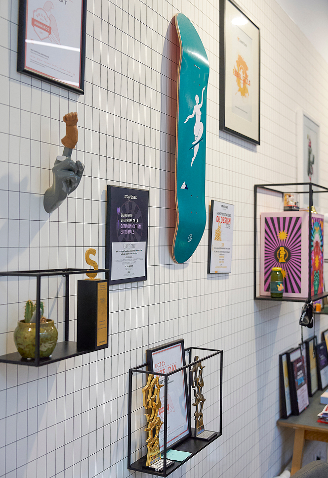 Mur de prix et de decoration d'une agence de communication globale